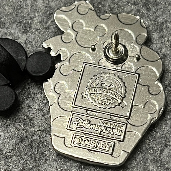 ✨ Disney Parks Hong Kong Tinker Bell cupcake, enamel trading pin - Picture 2 of 3